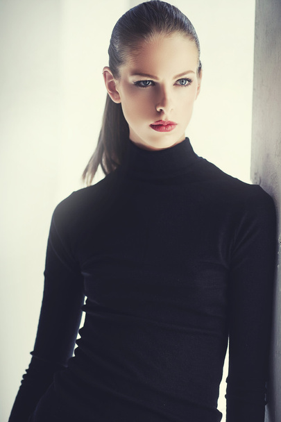 Bruna donna in maglione nero
 - Foto, immagini