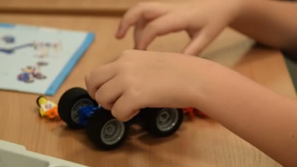 Child and robot model - Felvétel, videó