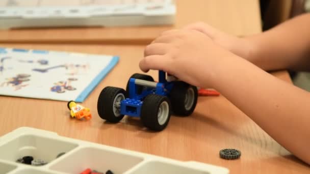 Pupils making robots from meccano set - Πλάνα, βίντεο