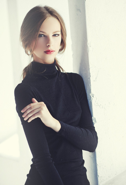 brünette Frau im schwarzen Pullover - Foto, Bild