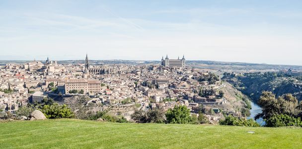 Vista à distância da cidade espanhola de Toledo
 - Foto, Imagem