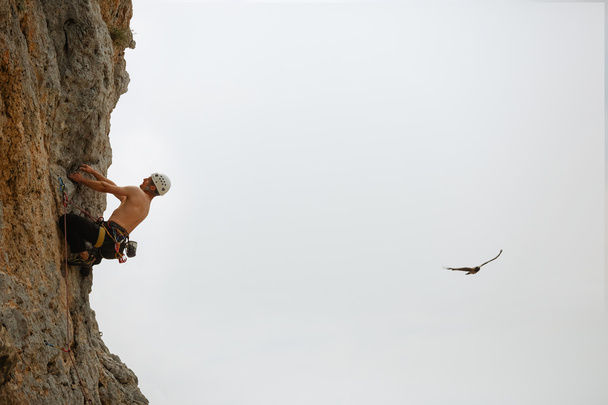 mladý muž, lezení na stěně - Fotografie, Obrázek