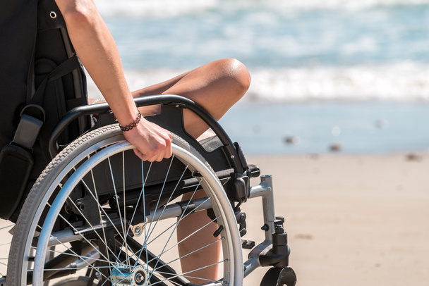 Donna disabile sulla sedia a rotelle
 - Foto, immagini