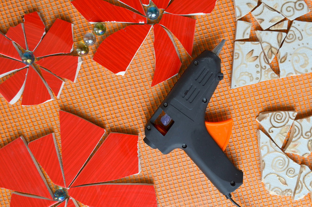pistola de pegamento y mosaico
 - Foto, imagen