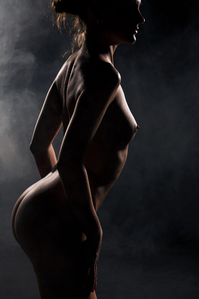 暗闇の中で裸の女性 - 写真・画像