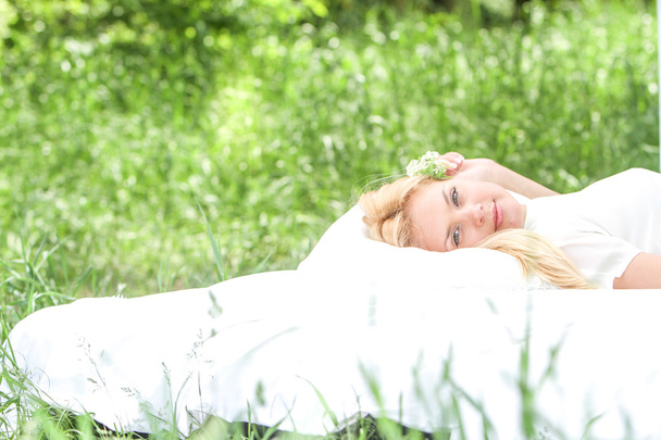 portrait extérieur de jeune femme heureuse relaxant sur backgr naturel
 - Photo, image