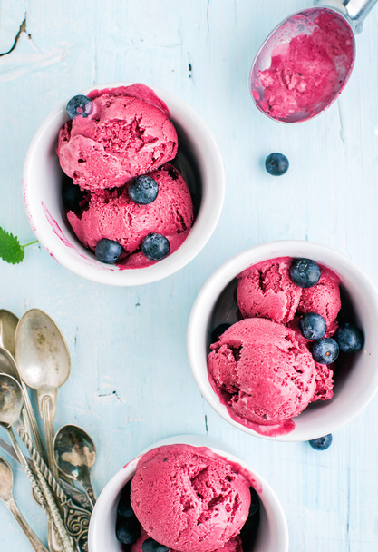 Homemade blueberry ice cream scoops - Foto, immagini