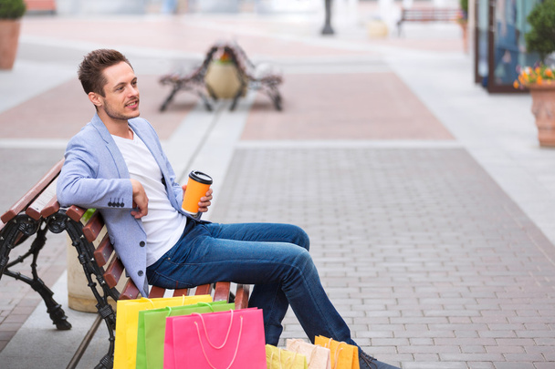 mladý muž s nákupními taškami - Fotografie, Obrázek
