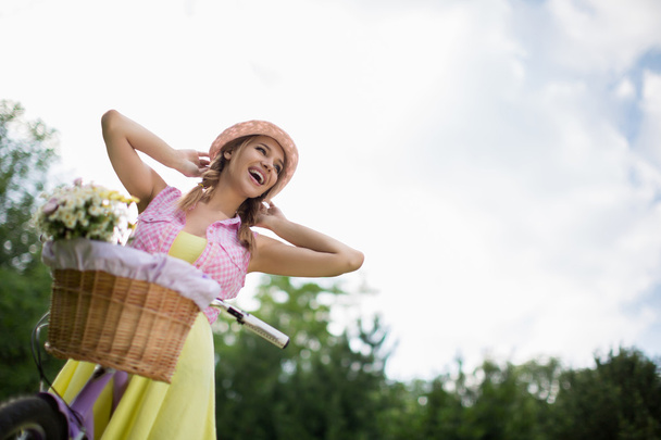 mutlu bir kadın açık havada - Fotoğraf, Görsel