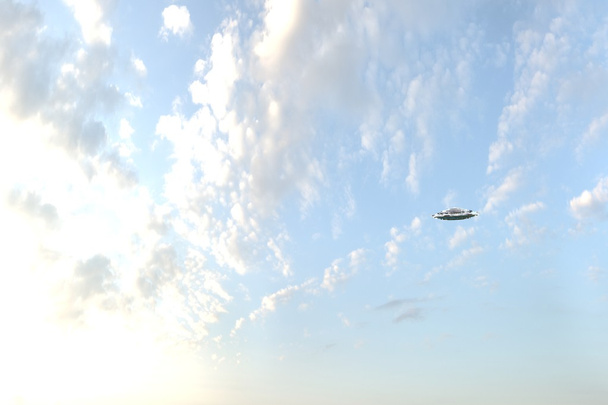 Soucoupe Ufo sur Sky avec Nuages en Mouvement. Belle rendu 3D
 - Photo, image