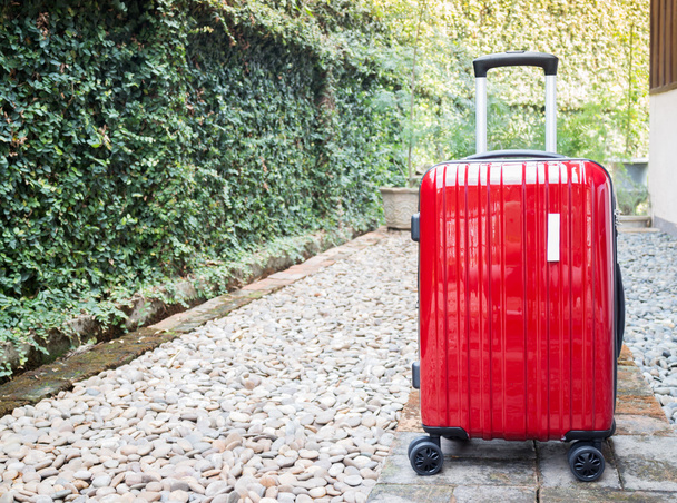 Piros utazási bőrönd kimenő - Fotó, kép