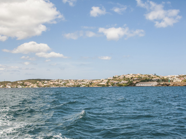 Menorcas τοπίο από ένα ιστιοπλοϊκό σκάφος. Ισπανία. - Φωτογραφία, εικόνα
