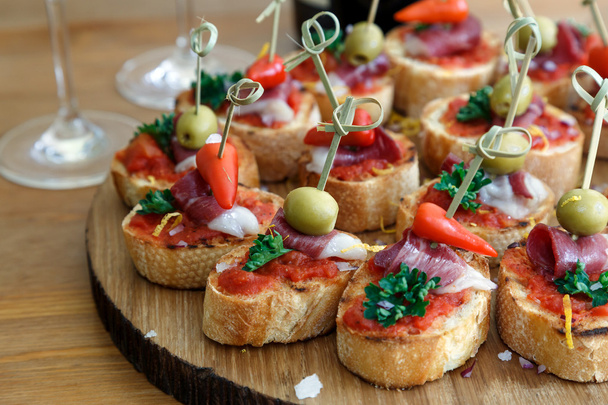 pinchoja, tapaksia, espanjalaisia kanapinoita, juhlaruokaa
 - Valokuva, kuva