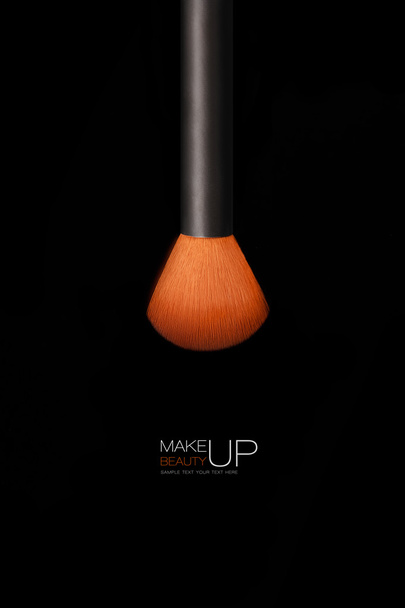 Make-up koncept. Profesionální make-up kartáč izolované na černém pozadí - Fotografie, Obrázek