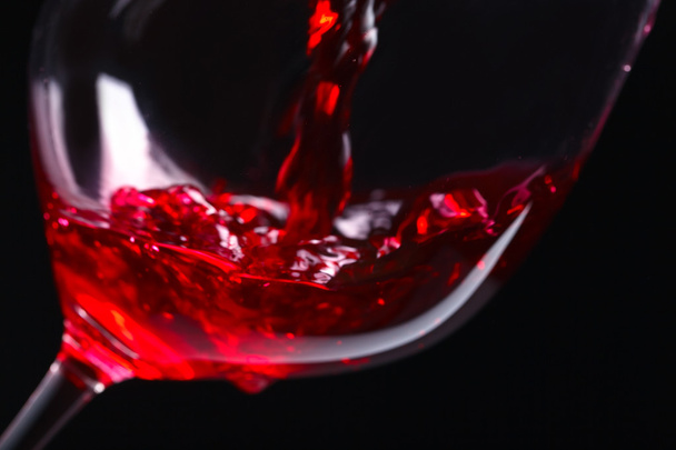 Rotwein auf schwarzem Hintergrund - Foto, Bild