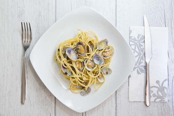 Spaghetti with fresh clams - Фото, зображення