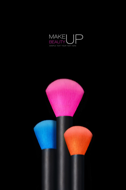 Make-up-Konzept. bunte Make-up Pinsel über schwarzem Hintergrund - Foto, Bild