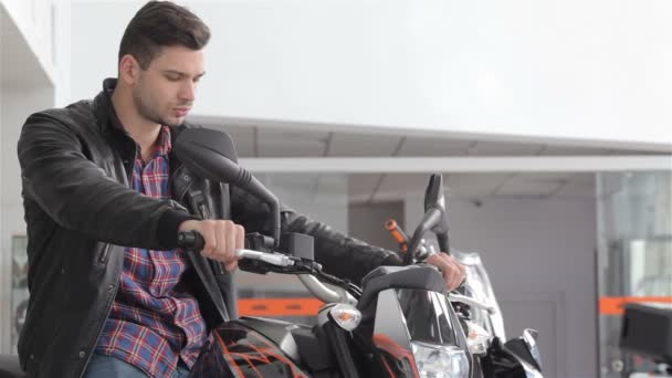 El hombre posa en moto
 - Metraje, vídeo