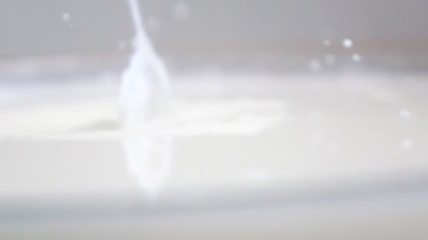 Fragola cade nel latte - Filmati, video