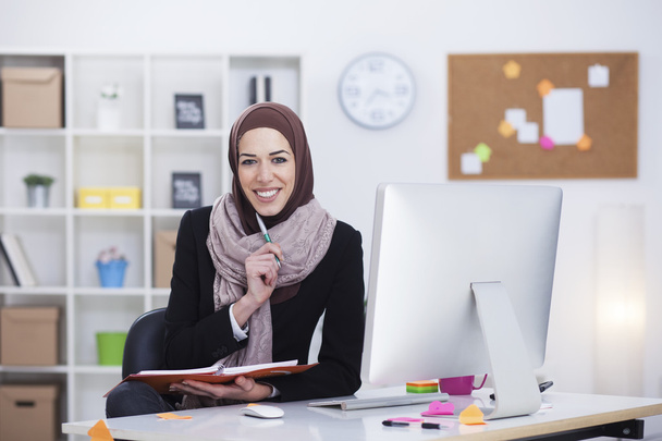 Arabian business woman in office - Photo, image
