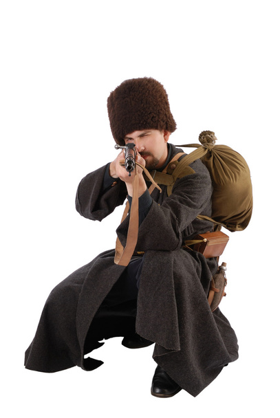 Російський козачий вказує гвинтівку на камеру на корточках. - Фото, зображення