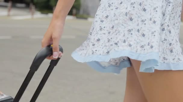 Hände und Beine der hübschen und sexy Frau zieht Gepäck - Filmmaterial, Video