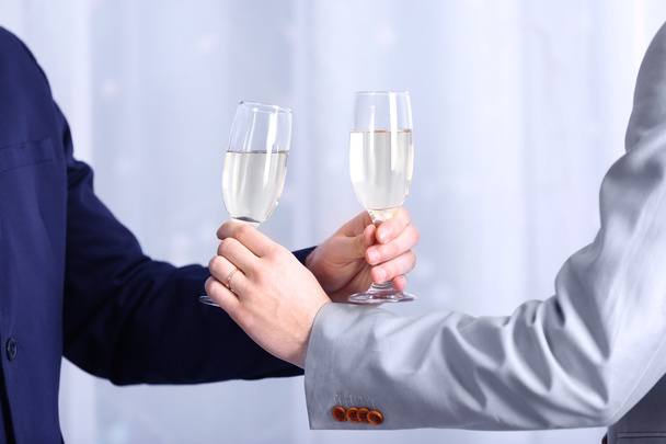 Zwei Homosexuelle trinken Champagner - Foto, Bild