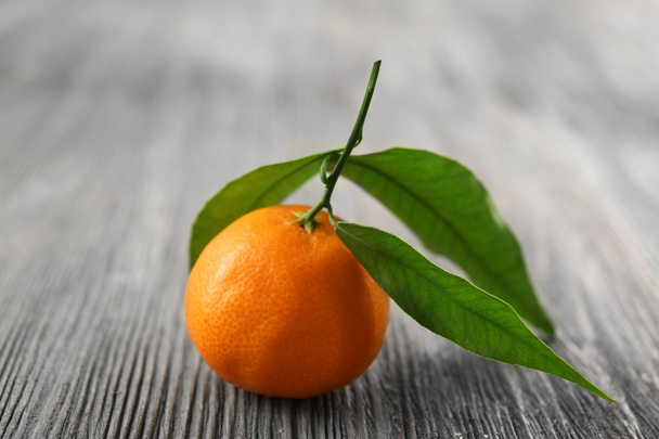 Fresh tangerine with leaves  - Foto, Imagen