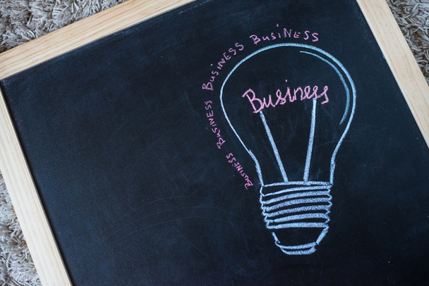 Konzept - Business-Glühbirne mit Kreide auf einer Tafel gezeichnet - Foto, Bild