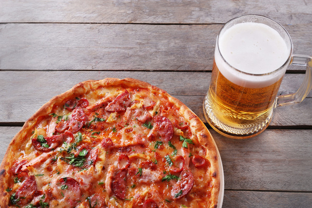 Tasty pizza and glass of beer - Foto, Imagem