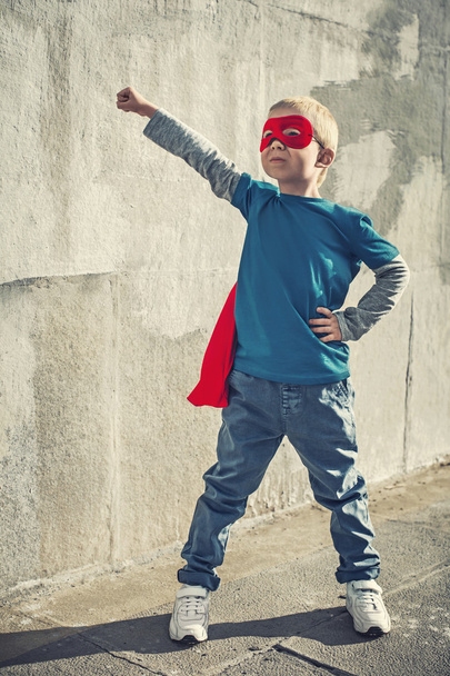 Kis superman szabadban  - Fotó, kép