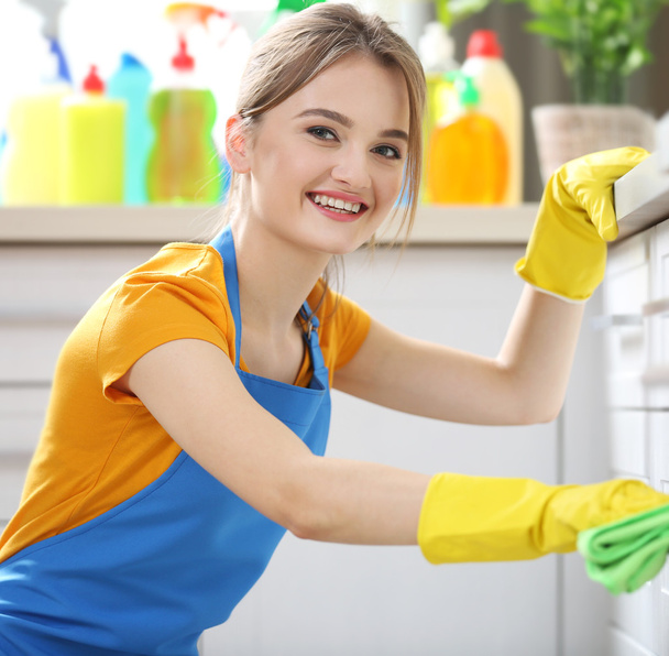 Женщина моет духовку
  - Фото, изображение