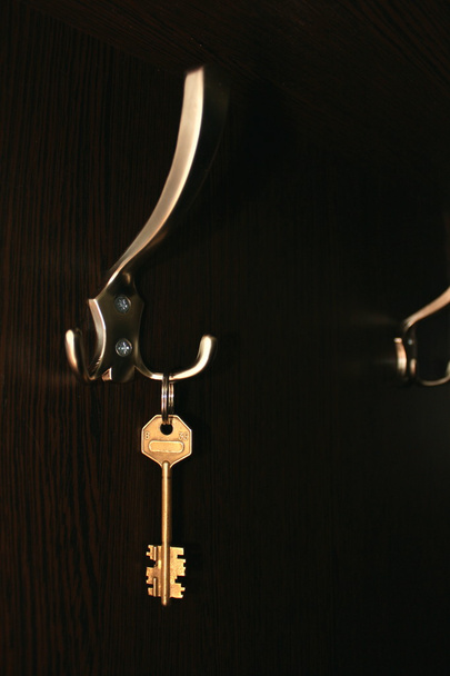 Schlüssel zur Wohnung auf einem Kleiderbügel - Foto, Bild
