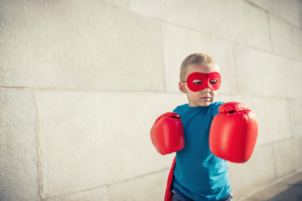 мальчик в боксёрских перчатках - Фото, изображение