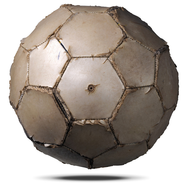 Beyaz izole eski futbol topu - Fotoğraf, Görsel