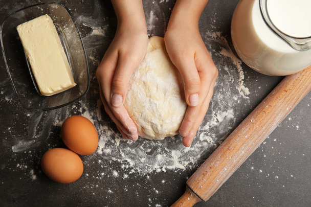 Female hands holding dough - Foto, afbeelding