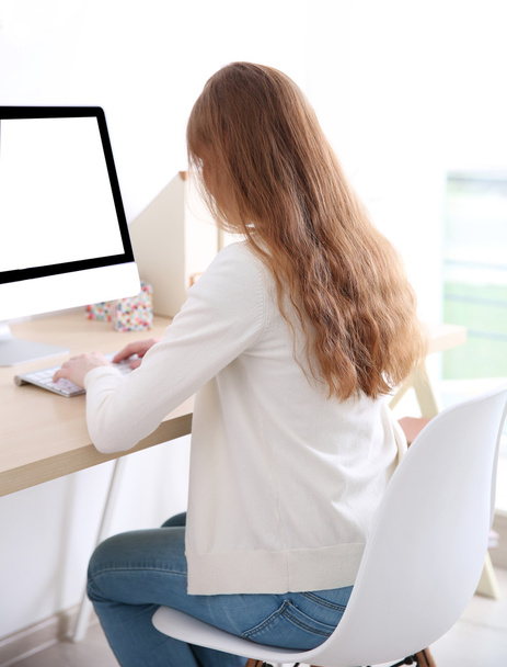 Woman working with computer at home or at office - Foto, immagini