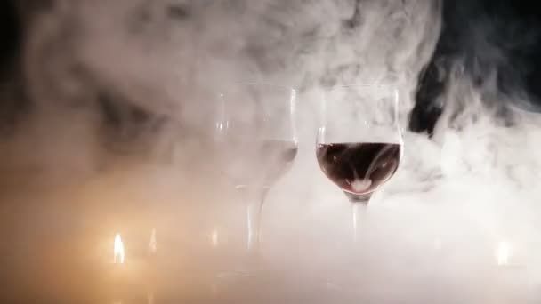 Şarap, gözlük ve duman yanan mumlar. - Video, Çekim