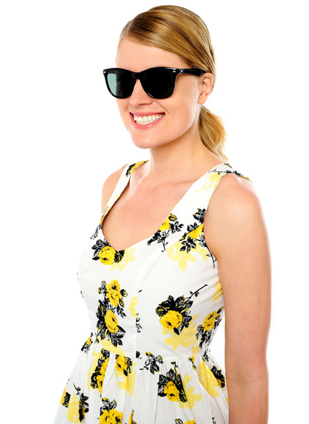 Smiling young woman wearing sunglasses - Foto, afbeelding