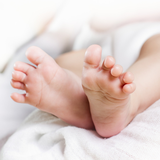 生まれたばかりの赤ちゃんの足 - 写真・画像