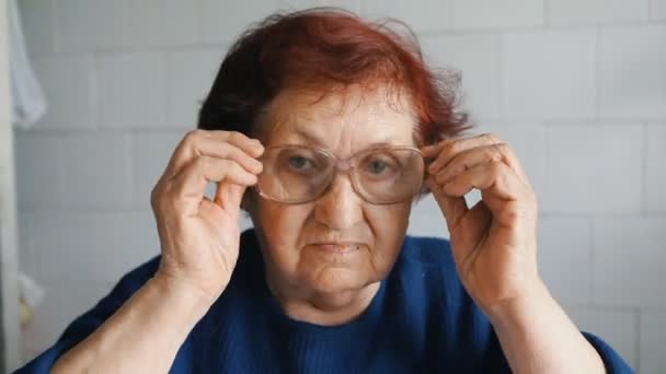 portret babci w okularach - Materiał filmowy, wideo
