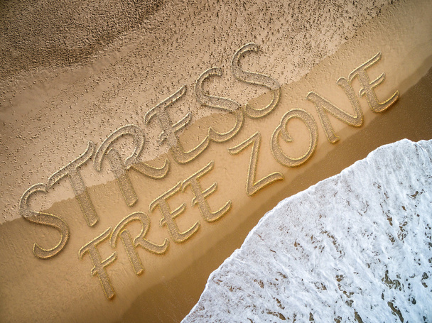 Stressi Free Zone kirjoitettu rannalla
 - Valokuva, kuva