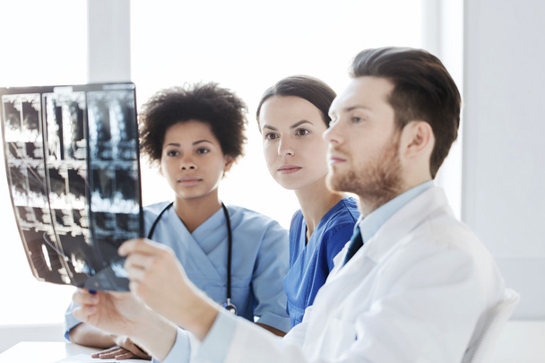 група лікарів, які шукають рентгенівський знімок у лікарні
 - Фото, зображення