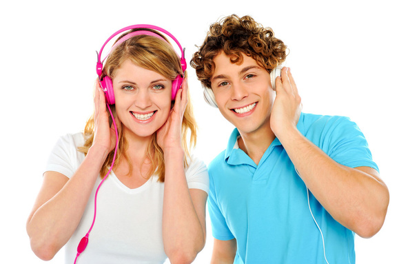 Couple enjoying music through headphones - Valokuva, kuva