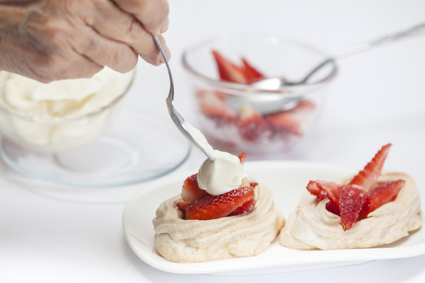 Elaboration of meringues with strawberries and cream - Photo, Image