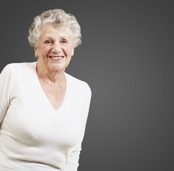 dość starszy kobieta uśmiechając się na czarnym tle - Zdjęcie, obraz