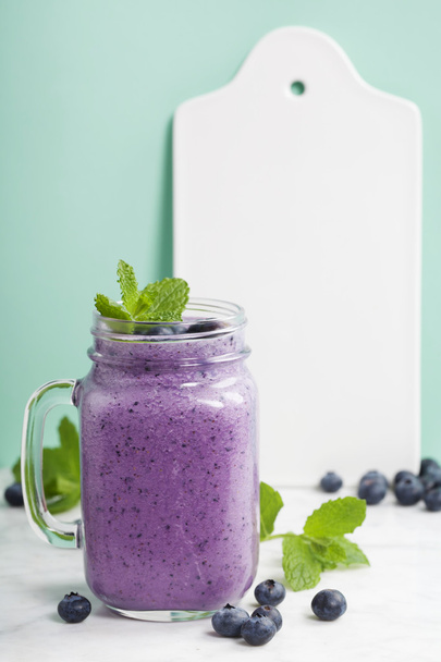 Blueberry smoothie and White ceramic serving board - Foto, afbeelding