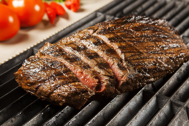 Pyszne mięso z grilla na węglach na grillu - Zdjęcie, obraz