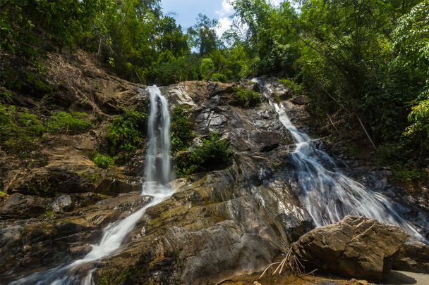 Bir dağ nehrinde şelale - Fotoğraf, Görsel