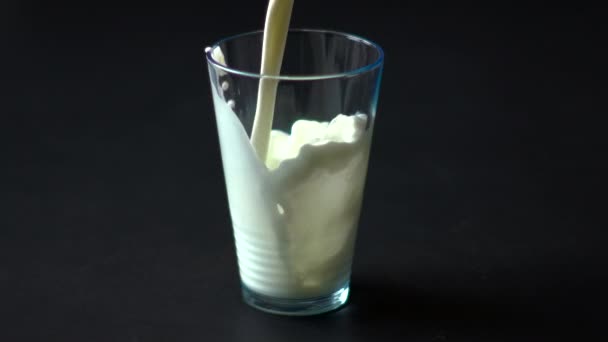in a Glass of Milk Poured Into Slow Motion - Séquence, vidéo